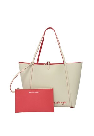 Borsa a spalla in pelle beige con dettagli rossi e una pochette corrispondente più piccola. Texture liscia, apertura superiore, doppi manici e dettaglio logo stampato.