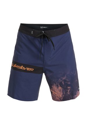 Marineblaue und schwarze Badeshorts mit vorderem Kordelzug, orangefarbenem "Quiksilver"-Logo an der Seite und orangefarbenem Marmor-Muster nahe dem Saum am rechten Bein.