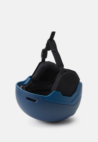 Blauer Helm mit einer glatten Außenschale, gepolstertem schwarzen Inneren, verstellbarem Riemen und Belüftungslöchern an den Seiten für Atmungsaktivität.