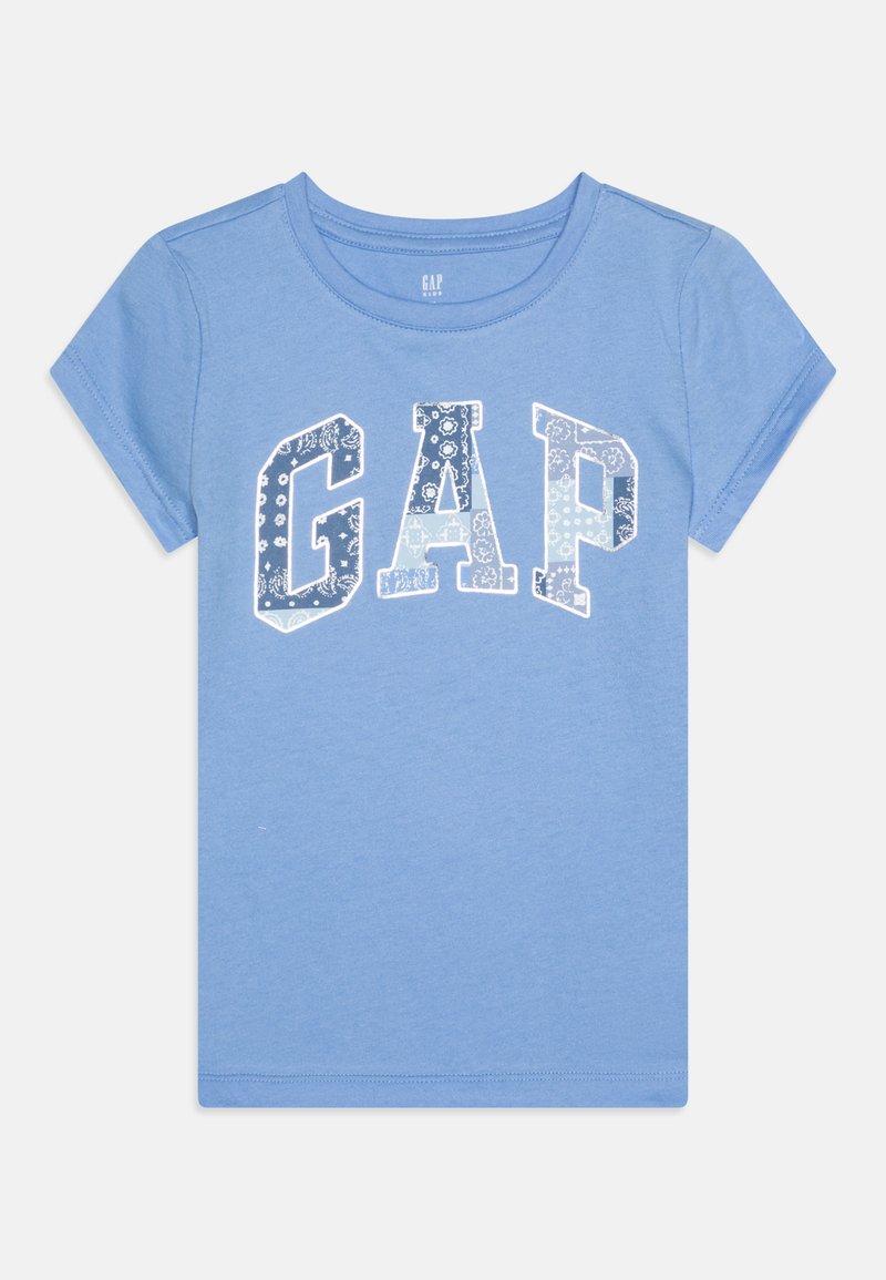 Gaiši zila kokvilnas t-krekls ar īsām piedurknēm un apaļu kakla izgriezumu, ar lielu balto "GAP" logotipu, kas rotāts ar ziedu motīviem.
