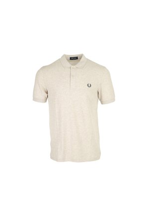 Camisa polo beige de suave mezcla de algodón, con una tapeta de tres botones y un pequeño logo azul marino en el lado izquierdo del pecho. Mangas cortas.