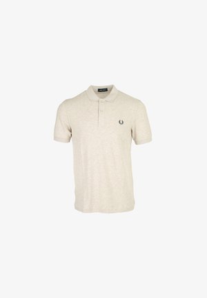 Beige poloshirt van zachte katoenen mix, met een drieknoopssluiting en een klein marineblauw logo op de linkerborst. Korte mouwen.