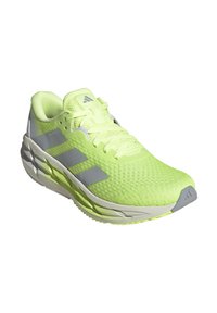 Scarpa da corsa verde lime con tomaia in rete, accenti grigi, superficie testurizzata e design leggero. Presenta lacci e suola imbottita.