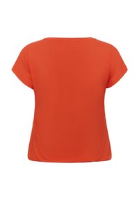 Camiseta roja de manga corta con cuello redondo, textura suave y corte relajado, que presenta un color sólido sin patrones ni adornos.