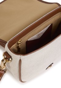 Canvas taske med brune læderdetaljer. Har en tan indvendig, lynlås lomme og kortpladser, med guldfarvet hardware og lynlås lukning.