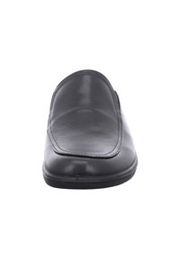 Chaussure slip-on en cuir noir avec une surface lisse, un bout arrondi et une couture légèrement surélevée le long du bord supérieur. Semelle en caoutchouc plate.