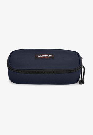 Dunkelblauer Eastpak-Füller mit rechteckiger Form, glatter Textur, Reißverschluss oben und einem markierten schwarzen Patch auf der Vorderseite.