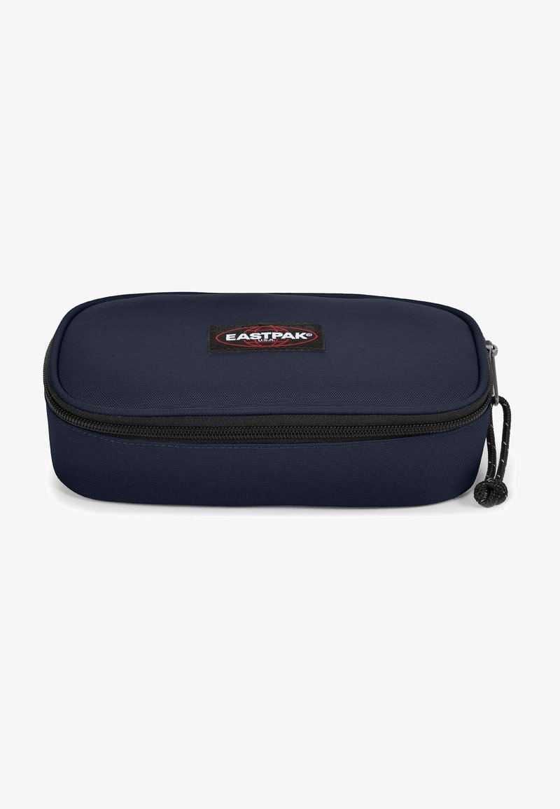 Granatowy piórnik Eastpak o prostokątnym kształcie, gładkiej fakturze, zamknięciu na zamek błyskawiczny na górze oraz z czarną, markową łatką z przodu.