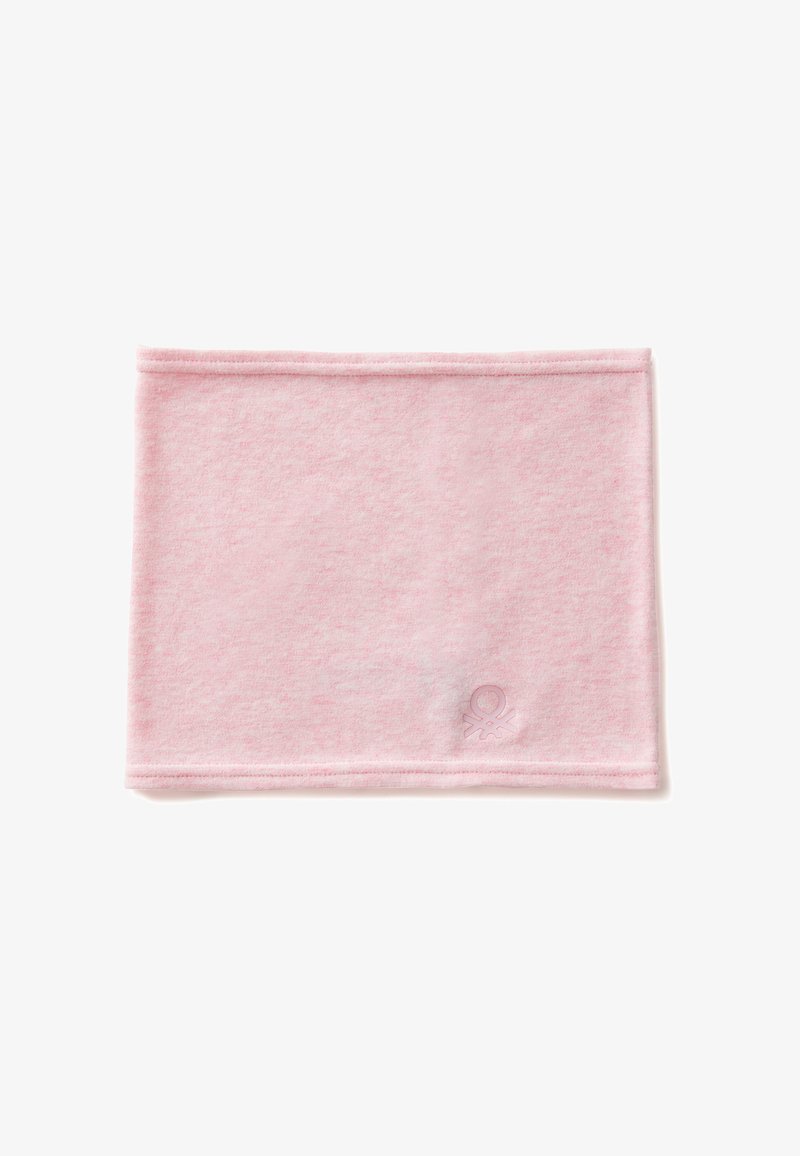 Sciarpa tubolare rosa realizzata in tessuto morbido e testurizzato. Presenta bordi cuciti e un piccolo logo impresso nell'angolo in basso a destra.