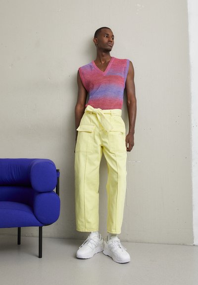 Lukhanyo Mdingi THE CANADA UNIFORM - Τζιν χαλαρής εφαρμογής - denim elfin yellow