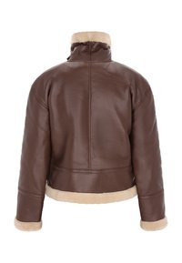 Brun læderjakke med en cropped design, der har en beige pelskrave og manchetter. Glat tekstur med synlige syninger.