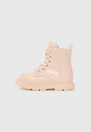 Bottine en cuir verni rose avec un laçage à l'avant, bout rond et semelle en caoutchouc texturé. Dispose d'une petite languette et d'un détail de logo.