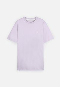 T-shirt lavande à manches courtes en coton, avec un col rond et un petit logo sur la poitrine. Texture lisse, coupe décontractée.