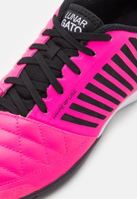 Nike Performance LUNAR GATO - Botas de futebol de salão - pink blast/black/cave purple