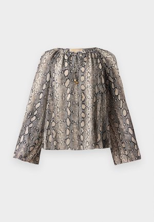 Langermet bluse i slangeskrift med rynket halslinning og myk tekstur. Fargepaletten inkluderer nyanser av beige og svart.