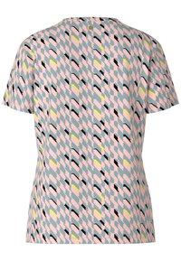 Camisa de manga corta con un patrón geométrico de formas diagonales en rosa, gris, negro y amarillo sobre un fondo blanco.