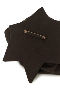 Czarny, materiałowy, gwiazdopodobny dodatek o fakturowanej powierzchni i złotym zapięciu. Posiada warstwowy design z fałdami.