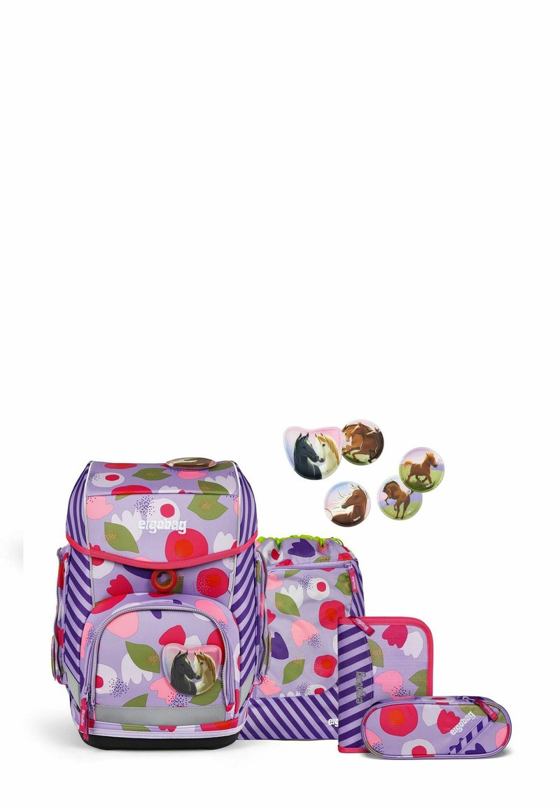 Ensemble de sacs à dos violet et rose avec un design floral et des rayures, comprenant divers accessoires et des boutons sur le thème des chevaux.