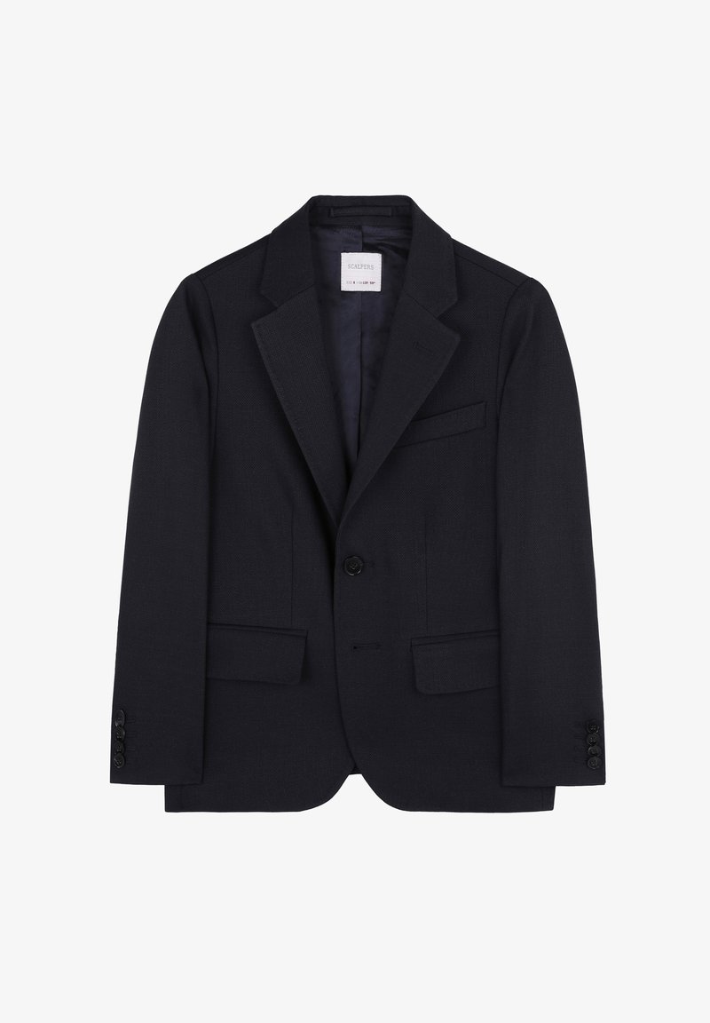 Blazer azul marino oscuro con solapas de muesca, cierre de un solo botón, dos bolsillos frontales y tejido texturizado. Diseño minimalista con acentos sutiles.