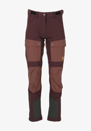 Maroonit ulkoiluhousut, joissa on vaaleanruskeat kontrastiväriset paneelit, cargo-taskut ja teksturoitu harmaa yksityiskohta lahkeissa. Stretch-kangas liikkuvuutta varten.