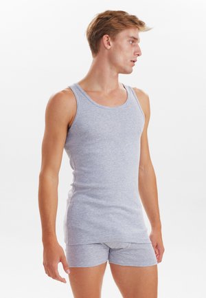 Lys grå bomulds tanktop med rund halsudskæring, kombineret med matchende tætsiddende shorts, begge med en glat, blød tekstur.