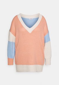 Sweter dzianinowy w kolorach pomarańczowym, niebieskim i kremowym. Posiada dekolt w kształcie litery V, długie rękawy i prążkowany dół. Teksturowana tkanina z wzorem w blokach kolorystycznych.