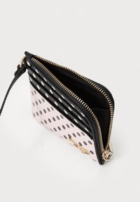 Portefeuille noir et rose avec un design à pois, fermeture éclair et quincaillerie dorée. Des poches intérieures sont visibles, mettant en avant une finition texturée.