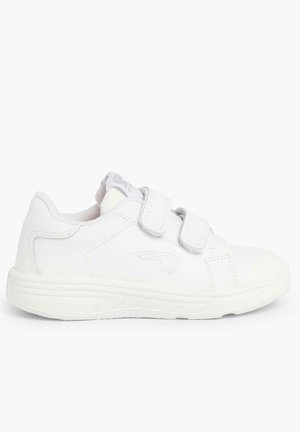 Chaussure de sport blanche en matière lisse semblable au cuir, à bout rond, avec deux bandes auto-agrippantes et une semelle en caoutchouc texturée.