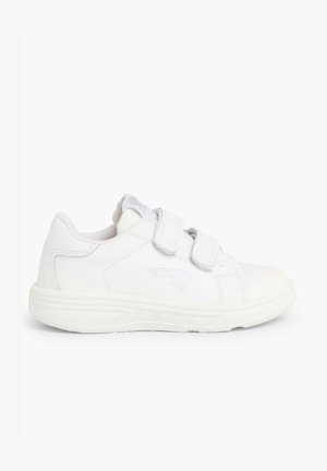 Weißer Sportschuh aus glattem, lederähnlichem Material, mit abgerundeter Zehenpartie, zwei Klettverschlussriemen und einer strukturierten Gummisohle.