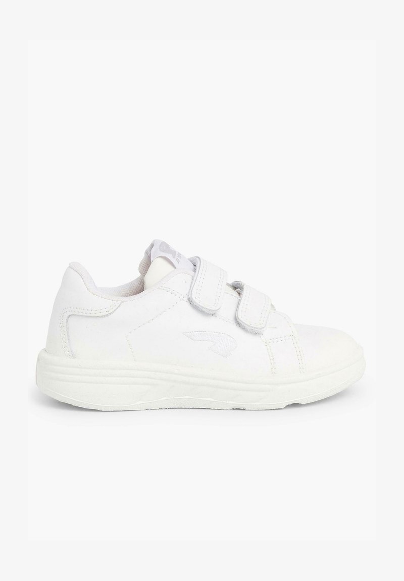 Chaussure de sport blanche en matière lisse semblable au cuir, à bout rond, avec deux bandes auto-agrippantes et une semelle en caoutchouc texturée.