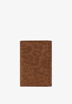 Portafoglio marrone con texture e un sottile motivo a stampa animale. Presenta un design semplice, bordi cuciti e un marchio in rilievo sul davanti.