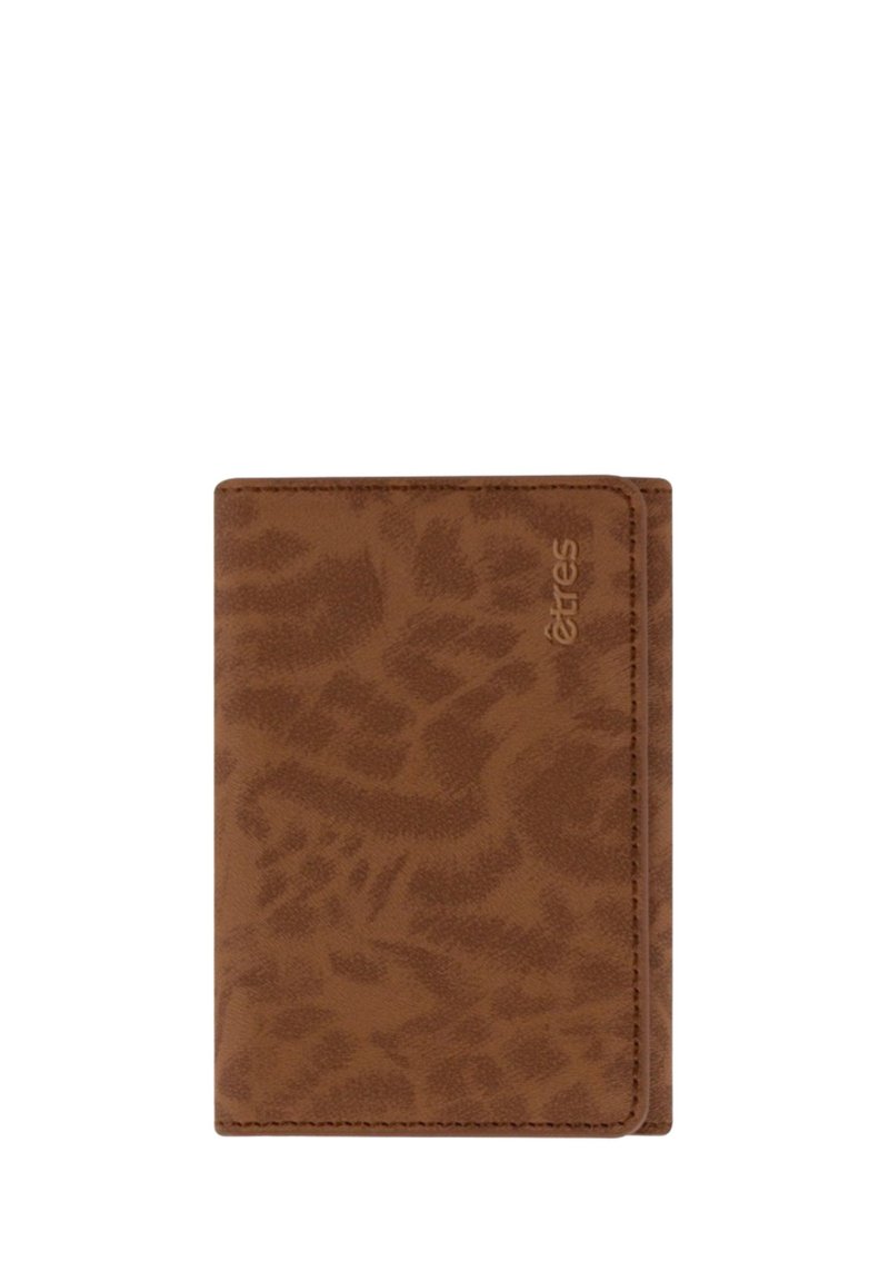 Bruine wallet met een stevige textuur en een subtiel dierenprintpatroon. Heeft een eenvoudig ontwerp, gestikte randen en een geperste merknaam aan de voorkant.