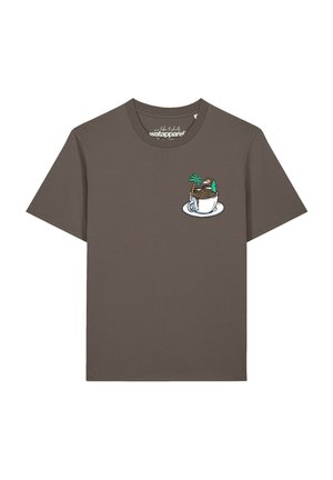 T-shirt à manches courtes gris foncé avec un petit graphique d'une tasse de café contenant une île miniature avec des palmiers et un coucher de soleil sur le côté gauche de la poitrine.
