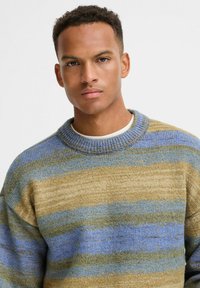 Strickpullover mit Rundhalsausschnitt, der horizontale Streifen in Beige-, Blau- und Grüntönen aufweist; weiche Textur, lockere Passform und gerippte Manschetten.