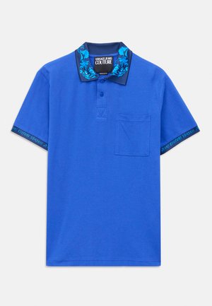 Modra kratka polo majica s sprednjim žepom, temno modri ovratnik z cvetličnim vzorcem in napisom "Versace Jeans Couture" na robovih rokavov.