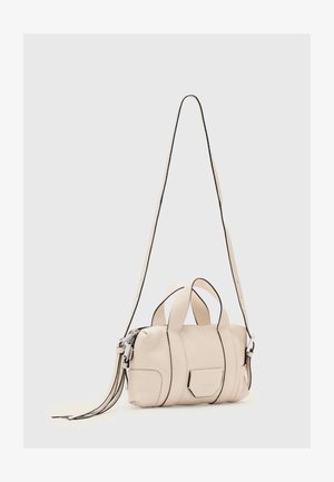 Geantă de mână din piele crem cu finisaj texturat, accente negre, două mânere superioare și o curea de umăr detașabilă cu detalii franjurate.