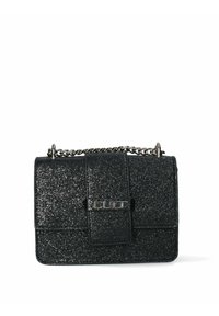 Borsa nera glitterata dalla forma rettangolare, con chiusura a patta e tracolla in catena argentata. Decorata con un accento logo argentato.