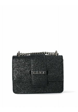 Borsa nera glitterata dalla forma rettangolare, con chiusura a patta e tracolla in catena argentata. Decorata con un accento logo argentato.