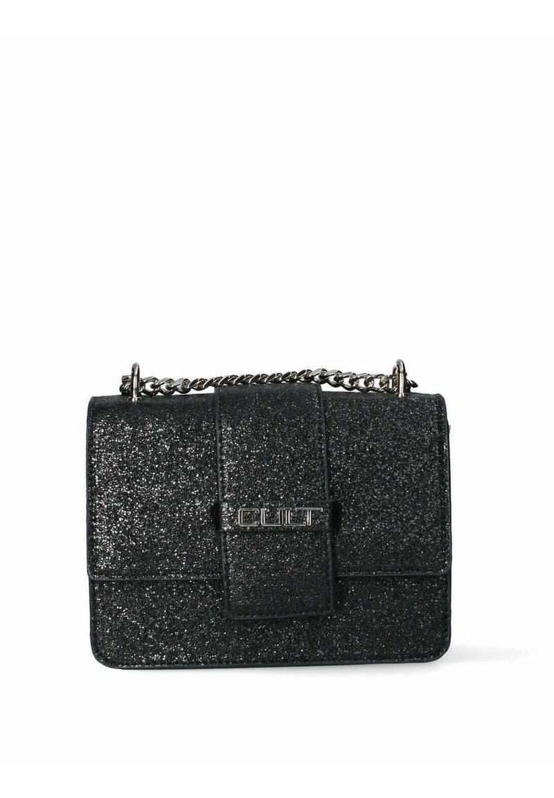 Borsa nera glitterata dalla forma rettangolare, con chiusura a patta e tracolla in catena argentata. Decorata con un accento logo argentato.