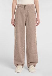 Gestreifte weit geschnittene Hose in braun und cremefarbenem Stoff, mit einer Vorderknopfverschluss, Gürtelschlaufen und großen Seitentaschen. Weiche Textur und lockere Passform.