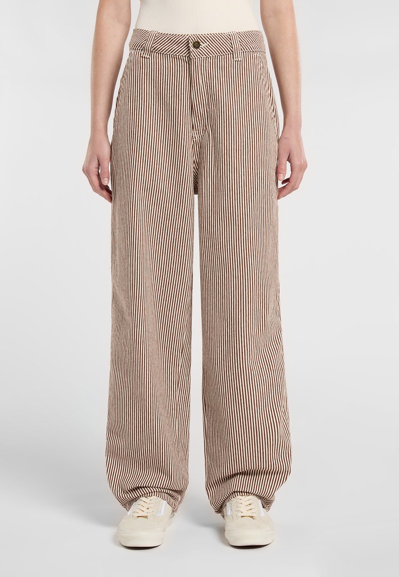 Pantalons larges rayés en tissu marron et crème, avec un bouton frontal, des passants de ceinture et de grandes poches latérales. Texture douce et coupe ample.