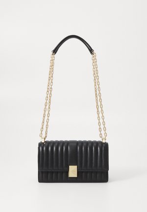 Črna prešita usnjena torbica z zlatim verižnim ročajem in zlatim zaklepom. Pravokotna oblika z teksturirano površino.
