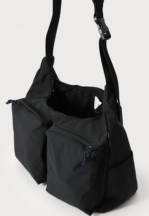 Uvrstitev 12: NN.07 - MESSENGER BAG - Torba čez telo
