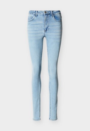 Ανοιχτό μπλε στενά τζιν με κλείσιμο με κουμπιά και φερμουάρ μπροστά, τσέπες μπροστά και πίσω, και θηλιές για ζώνη, εμφανισμένα σε λευκό φόντο.