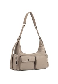 Borsa a spalla in pelle beige con forma curvata, due tasche frontali, chiusura a cerniera e tracolla regolabile. Texture liscia con minimal hardware.