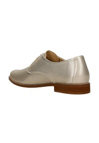 Scarpa in pelle oro metallico con allacciatura, tomaia perforata, texture liscia, punta arrotondata e tacco basso marrone. Design neutro adatto a vari outfit.