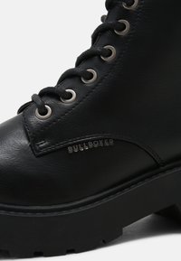 Bullboxer Botines con plataforma - black