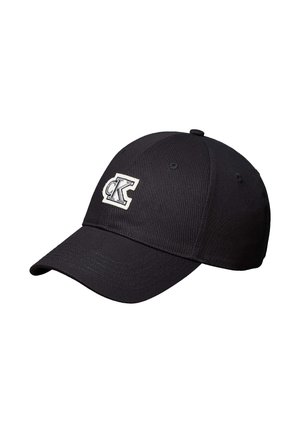 Casquette de baseball noire avec une visière incurvée et un écusson blanc "CK" sur le panneau avant en tissu cousu.