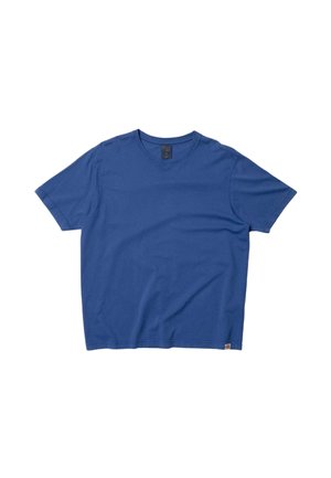 Camiseta de algodón azul con cuello redondo, mangas cortas y dobladillo recto. Presenta una etiqueta en el lado inferior izquierdo. Textura suave y color sólido.
