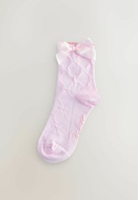 Rozā kokvilnas zeķe ar dimantu rakstu, mīksta tekstūra un dekoratīvs satīna lakats pie augšējā šuvuma. Akcentēta ar smalku zīmolu atzīmi uz zoles.